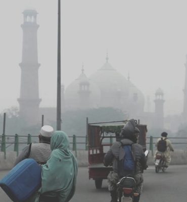Badshahi Masjid in smog